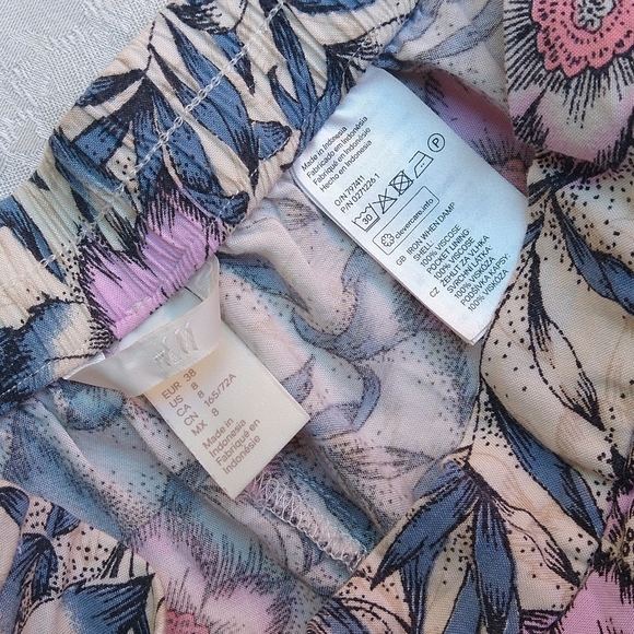 SIZE 8: H&M FLORAL SHORTS - Picture 3 of 5